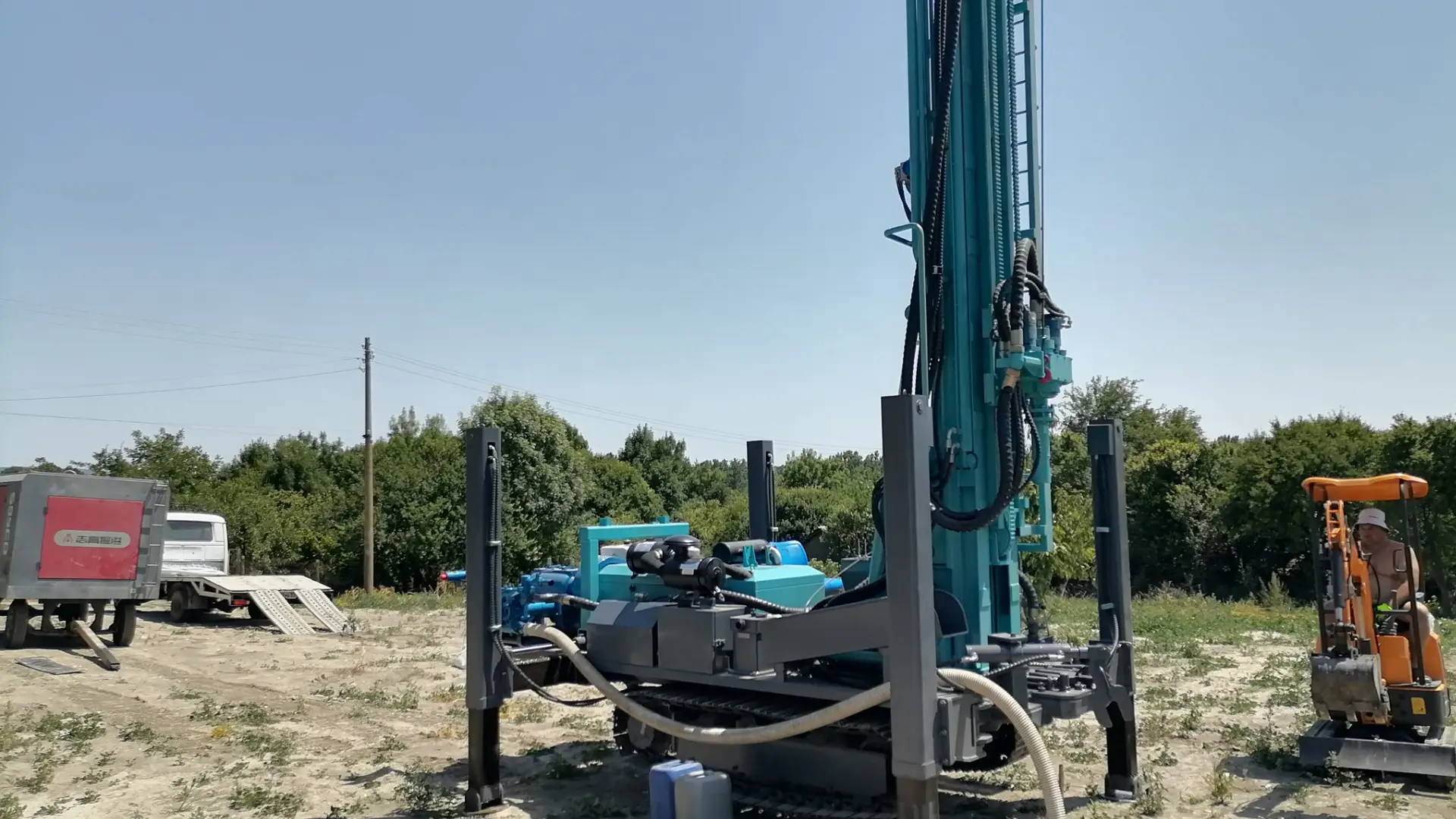 Инжинер работи със сондажна машина